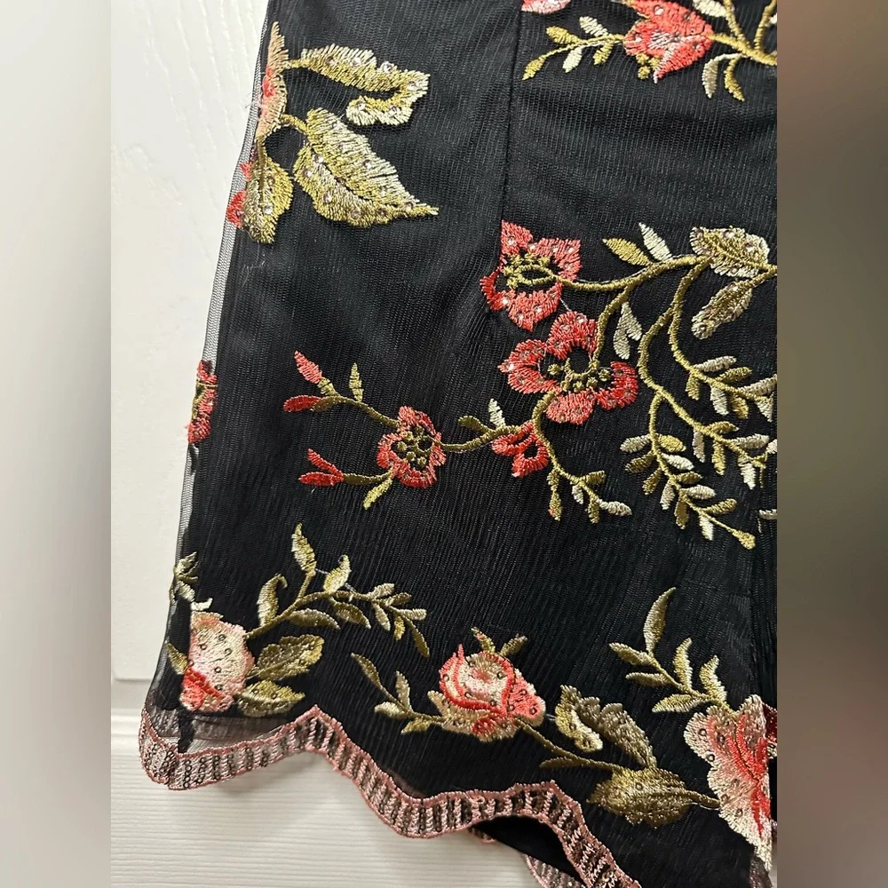 SOLD -Angel Biba high-waisted floral embroidered shorts - Picture 7 of 7